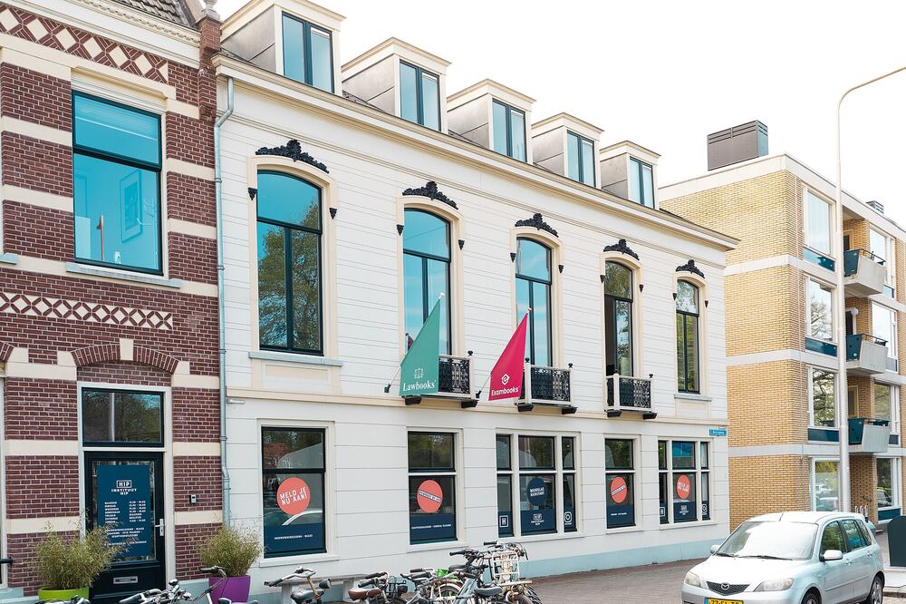 Kleurrijk pand met fietsen in het centrum van Zeist