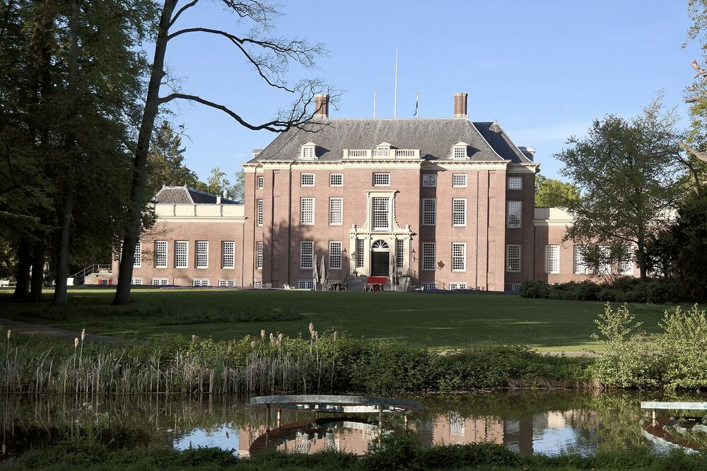 Slot Zeist weerspiegeld in de vijver van het landgoed